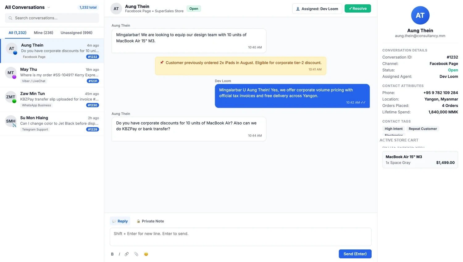 Vista de conversaciones de Chatwoot: la lista de la bandeja de entrada a la izquierda, una conversación abierta con un cliente en el centro y el panel de detalles del contacto y acciones de la conversación a la derecha.